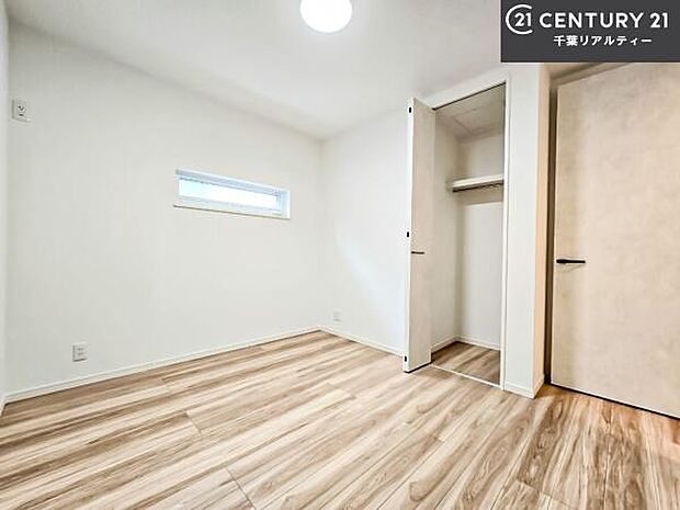 収納スペースがついています！居室をスッキリ整頓する事ができますね。家具を選ばないシンプルなデザインの為、家具を選ばずお気に入りの空間作りができそうですね。