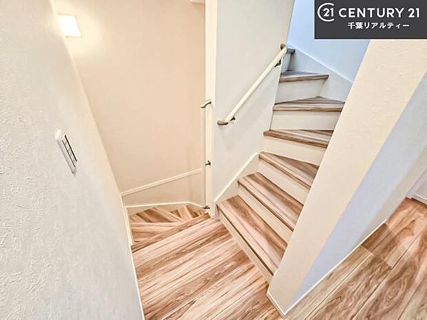 階段は明るく手摺りもついています。お子様やご年配の方も安心してご利用頂けますね。