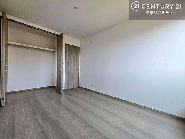 収納スペースがついています！居室をスッキリ整頓する事ができますね。家具を選ばないシンプルなデザインの為、家具を選ばずお気に入りの空間作りができそうですね。