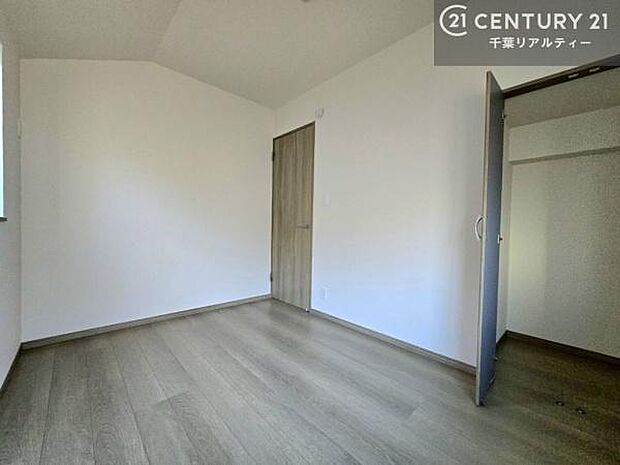 収納スペースを完備しており、衣類やおもちゃ、学用品などをすっきり整理できます。お部屋を広く使えるため、快適で整った住空間を実現します。