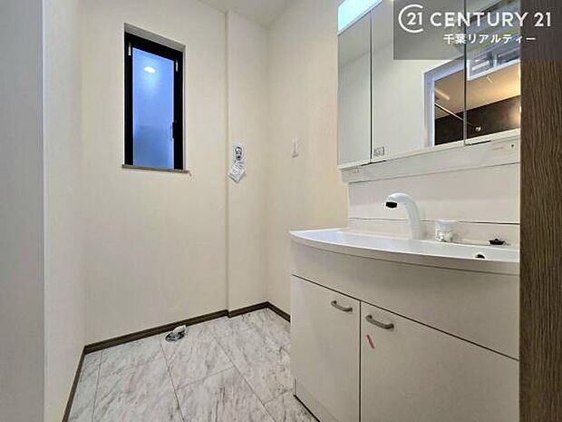 三面鏡仕様の洗面所は、身だしなみがしやすい造り！裏は収納になっています。ドライヤーやお化粧道具を片付けられるので洗面台周りをスッキリと見せることが出来ます！