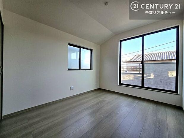 掃き出し窓のあるお部屋は、外の景色を楽しみながら明るく開放的。十分な採光がありつつも、落ち着いた雰囲気を作りやすく、ゆったりとした睡眠空間として寝室に最適です。