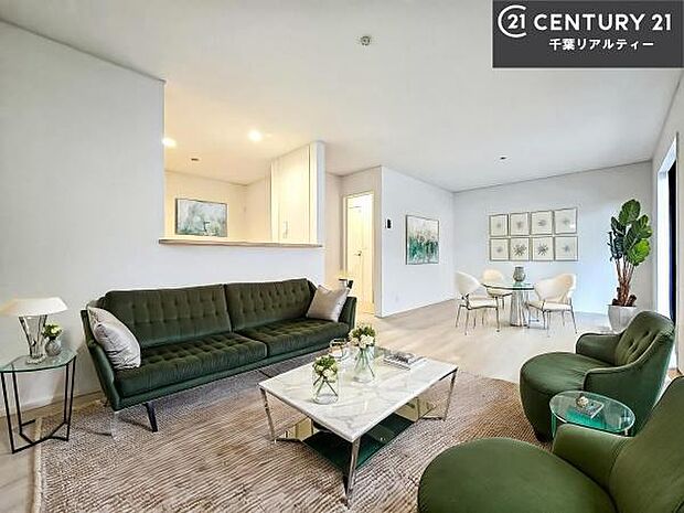 家具はCGパースです。優しい陽だまりがリビングを包んでくれて居心地の良い空間を演出してくれます！自然と家族が集い会話が増える心地よい空間！