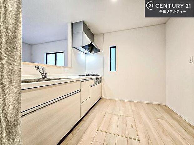 大人気の対面式システムキッチンを採用しています！ご家族のコミュニケーションが自然と増える設計です。お子様にも目が届くので嬉しいですね。広々使えて快適に作業が進みます。