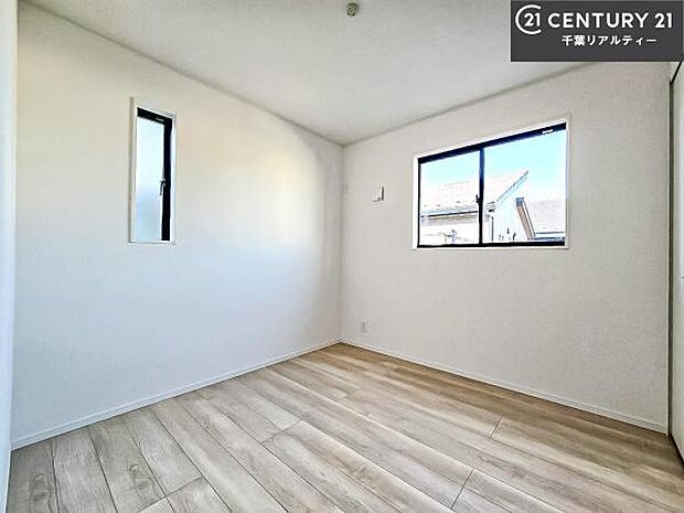 掃き出し窓がないお部屋は、お子様のお部屋としても安心です！収納スペースも充実しているので散らかったお部屋をサッと片付けられます！