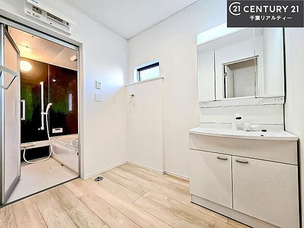 小窓のついた洗面所は、光と風が入りやすく、いつでも快適にお使いいただけます。三面鏡で使い勝手が良く、鏡裏収納も備えておりますので、日用品やスキンケア用品もすっきり整理できます。