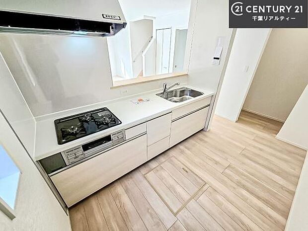 ゆとりある調理スペースで作業がしやすい快適なキッチンです！お子様と一緒にお菓子造りも楽しめる広々スペースです。楽しい調理時間になりそうですね！