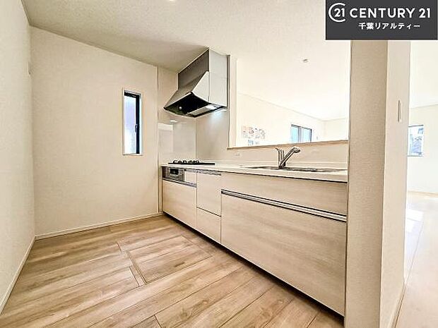 大人気の対面式システムキッチンを採用しています！ご家族のコミュニケーションが自然と増える設計です。お子様にも目が届くので嬉しいですね。広々使えて快適に作業が進みます。