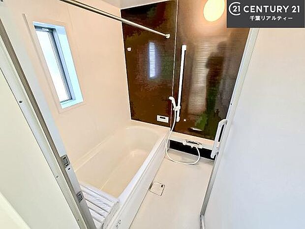 1日の疲れをしっかりと癒してくれる浴室です。おうちの素敵なリラクゼーション場所ですね。