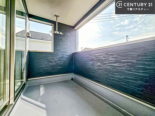 陽当たり良好なバルコニーです！晴れた日には青い空を見渡せる開放的な時間を楽しめます。