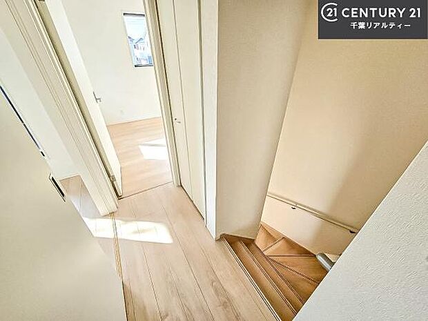 階段は明るく手摺りもついています。お子様やご年配の方も安心してご利用頂けますね。