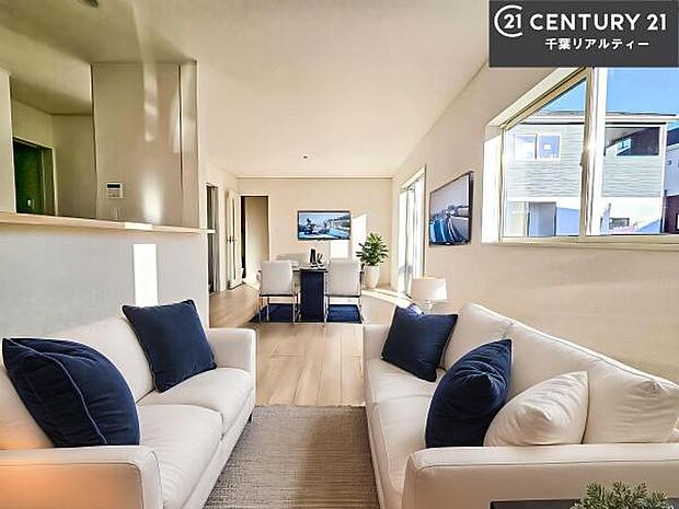 家具はCGパースです。優しい陽だまりがリビングを包んでくれて居心地の良い空間を演出してくれます！自然と家族が集い会話が増える心地よい空間！