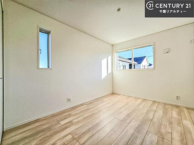 掃き出し窓がないお部屋は、お子様のお部屋としても安心です！収納スペースも充実しているので散らかったお部屋をサッと片付けられます！