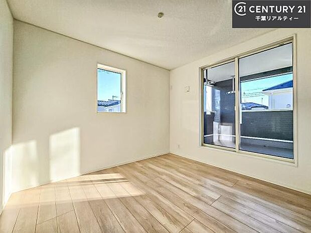 バルコニーに面している洋室です。明るく温もりがあり、換気もしっかりできます！朝起きて、外に出て背伸びをしつつ深呼吸をし良い朝を迎え入れることができます。