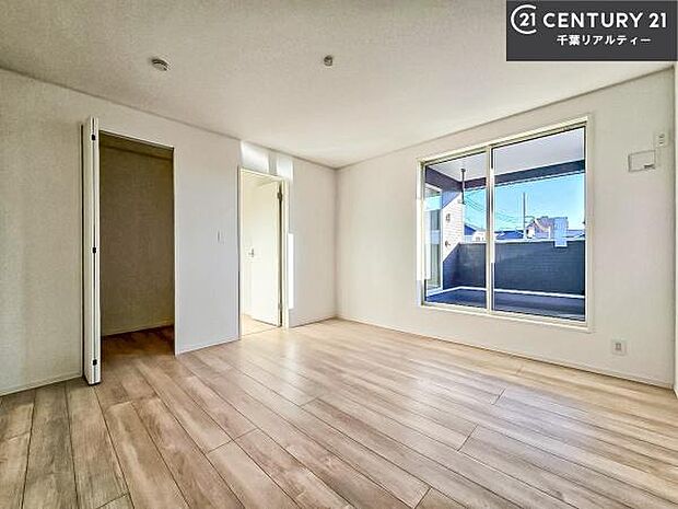 収納スペースがついています！居室をスッキリ整頓する事ができますね。家具を選ばないシンプルなデザインの為、家具を選ばずお気に入りの空間作りができそうですね。