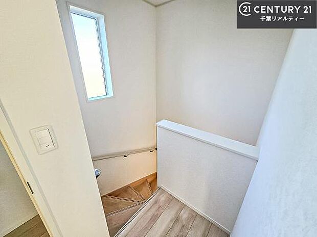 階段は明るく手摺りもついています。お子様やご年配の方も安心してご利用頂けますね。