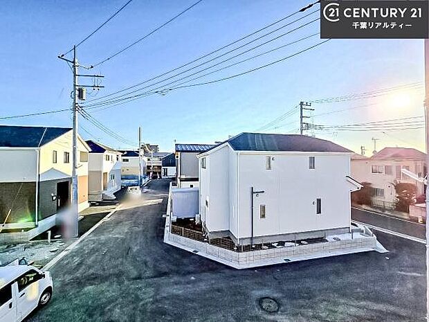 落ち着きある住宅街です！周囲には高い建物がなく、空が広く開放感があり、陽当たりを大きく遮られることもありません！気持ちの良い風が通り抜ける街並みです！