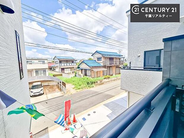 落ち着きある住宅街です！周囲には高い建物がなく、空が広く開放感があり、陽当たりを大きく遮られることもありません！気持ちの良い風が通り抜ける街並みです！