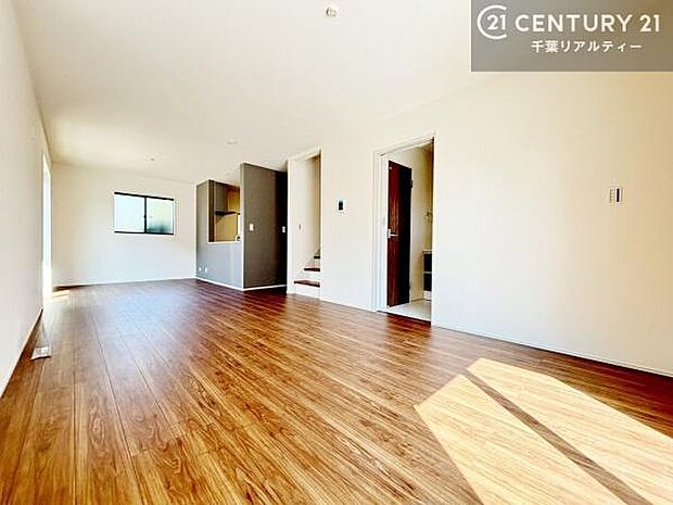 優しい陽だまりがリビングを包んでくれて居心地の良い空間を演出してくれます！自然と家族が集い会話が増える心地よい空間！