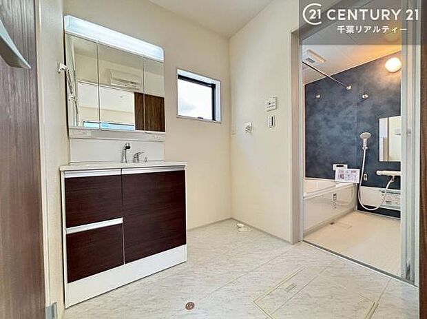 三面鏡仕様の洗面所は、身だしなみがしやすい造り！裏は収納になっています。ドライヤーやお化粧道具を片付けられるので洗面台周りをスッキリと見せることが出来ます！