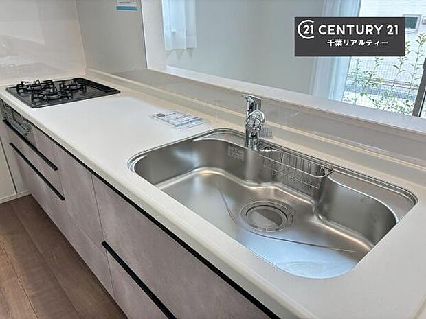 キッチンには小窓があり、自然光を取り込みながら換気もスムーズ。明るく快適な調理空間を実現しています。換気もしっかりできます！