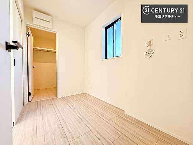 収納スペースを完備しており、衣類やおもちゃ、学用品などをすっきり整理できます。お部屋を広く使えるため、快適で整った住空間を実現します。