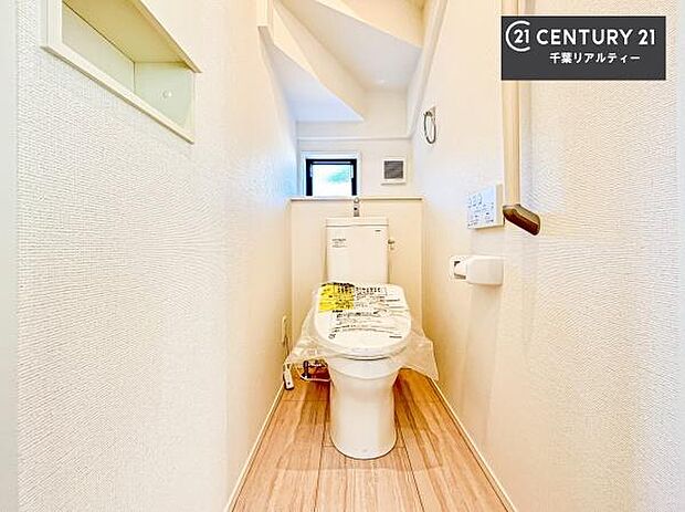1・2階にトイレがございます！朝の忙しい時間帯も待たずにすみそうですね。白を基調とした清潔感のあるトイレでお手入れがしやすいです！