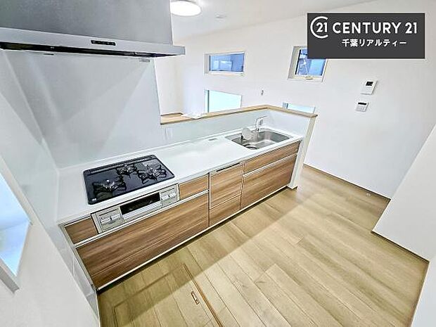 作業がしやすいシステムキッチンです！収納がたくさん付いているので、調理スペースに物を置かなくて済むので、広々使えて、快適に作業ができます！