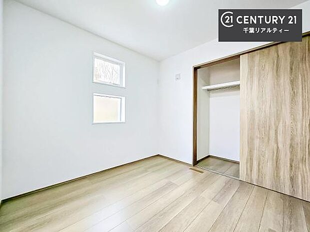 収納スペースを完備しており、衣類やおもちゃ、学用品などをすっきり整理できます。お部屋を広く使えるため、快適で整った住空間を実現します。