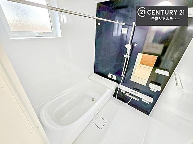 落ち着きある大人の雰囲気のバスルームは、味が出ていてバスタイムが充実！お仕事頑張っているご褒美にお好みの匂いの入浴剤を入れて、楽しんでみてはいかがでしょうか？