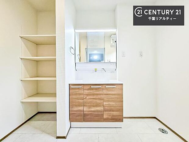 三面鏡仕様の洗面所は、身だしなみがしやすい造り！裏は収納になっています。ドライヤーやお化粧道具を片付けられるので洗面台周りをスッキリと見せることが出来ます！