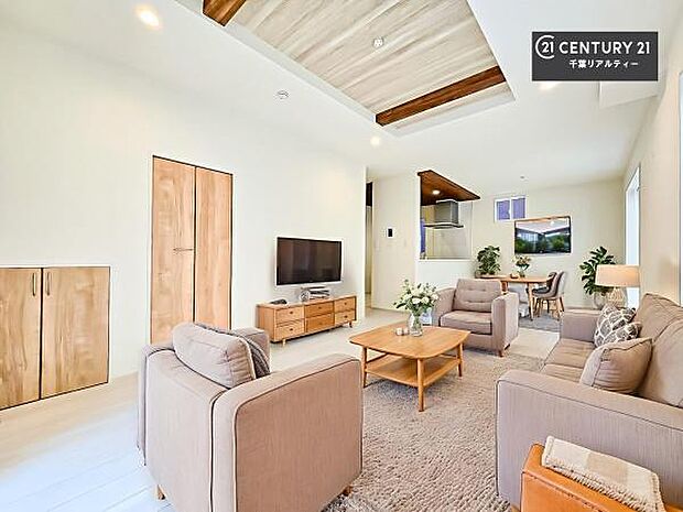 家具はCGパースです。開放感のある広々LDK！ソファーやダイニングテーブルを置いても窮屈にならないので快適に過ごせます！コミュニケーションが取りやすいリビングです！