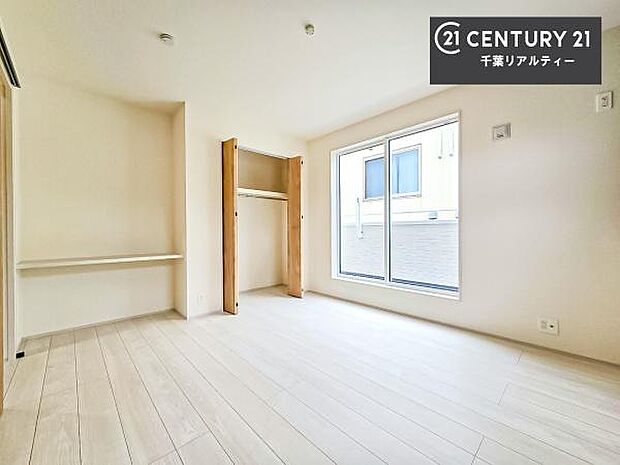 バルコニーに面している洋室です。明るく温もりがあり、換気もしっかりできます！朝起きて、外に出て背伸びをしつつ深呼吸をし良い朝を迎え入れることができます。