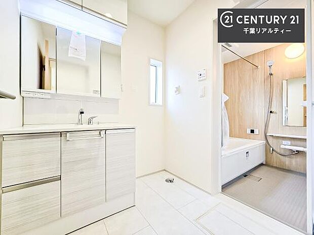 三面鏡仕様の洗面所は、身だしなみがしやすい造り！裏は収納になっています。ドライヤーやお化粧道具を片付けられるので洗面台周りをスッキリと見せることが出来ます！