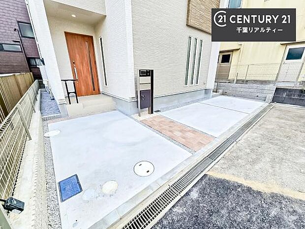 駐車スペースは2台分あります！セカンドカーはもちろん、バイクや自転車なども置き場所に困りません。