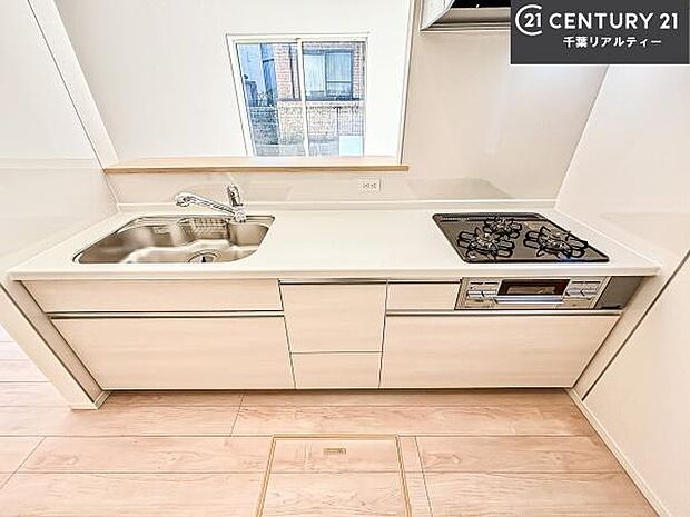 ゆとりある調理スペースで作業がしやすい快適なキッチンです！お子様と一緒にお菓子造りも楽しめる広々スペースです。楽しい調理時間になりそうですね！