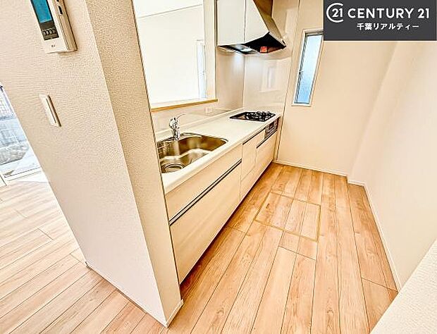 大人気の対面式システムキッチンを採用しています！ご家族のコミュニケーションが自然と増える設計です。お子様にも目が届くので嬉しいですね。広々使えて快適に作業が進みます。