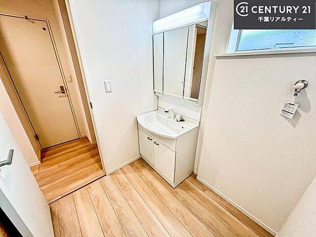 小窓のついた洗面所は、光と風が入りやすく、いつでも快適にお使いいただけます。三面鏡で使い勝手が良く、鏡裏収納も備えておりますので、日用品やスキンケア用品もすっきり整理できます。