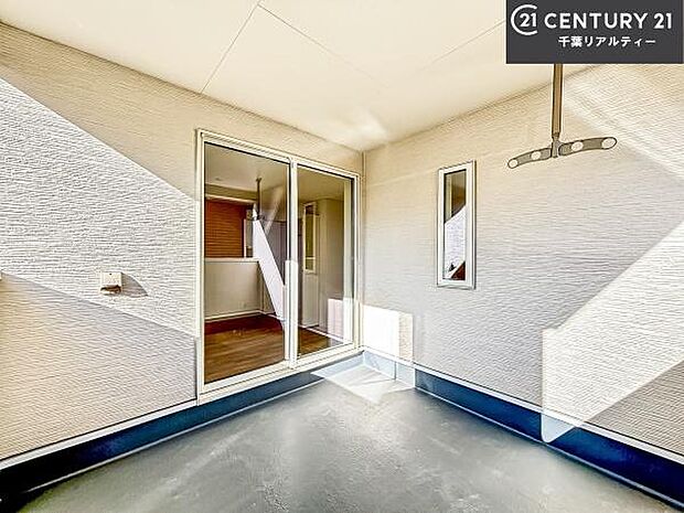 陽当たり良好なバルコニーです！晴れた日には青い空を見渡せる開放的な時間を楽しめます。