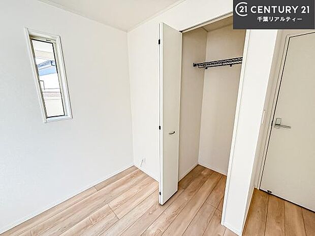 収納スペースがついています！居室をスッキリ整頓する事ができますね。家具を選ばないシンプルなデザインの為、家具を選ばずお気に入りの空間作りができそうですね。