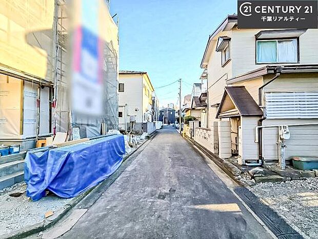 前面道路4ｍ！陽当り良好な立地です。車庫入れが苦手な方も安心ですね。