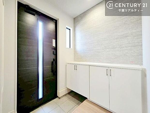 シューズボックス付き。玄関が片付きお掃除がしやすいです！スッキリした玄関で戸を開けた瞬間、清潔感のある心地いい空間が出迎えてくれます。