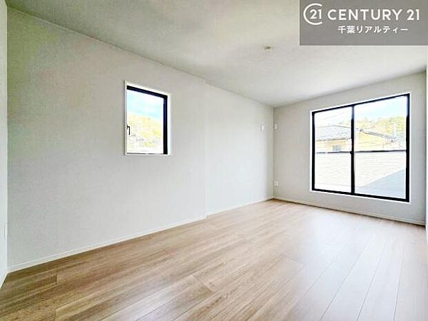 広々とした約10帖の洋室は、ゆとりある空間が魅力。ベッドやデスクを置いてもゆったりと使え、主寝室としてはもちろん、ライフスタイルに合わせて快適にお使いいただけます。