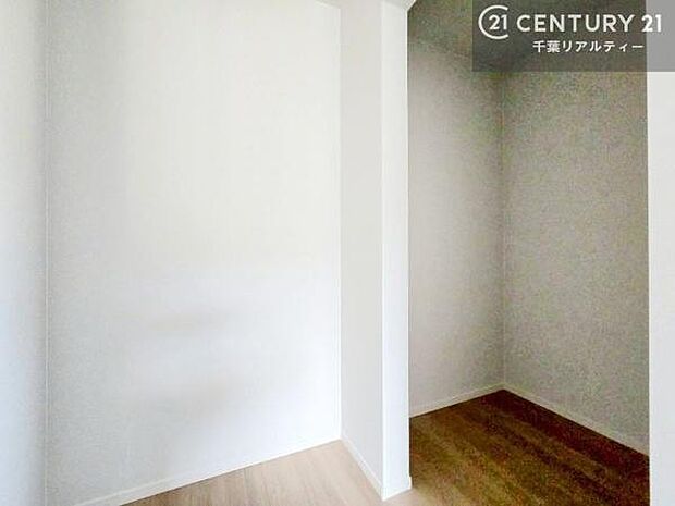 ウォークインクローゼット付きです。たくさんのお洋服などを収納しておけそうですね！他にも扇風機や加湿器など季節物の大きな家電も収納できます！