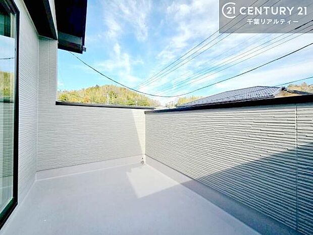 広々としているバルコニーです!お洗濯物を干すのはもちろん風に当たりながらくつろぎタイムが送れます!