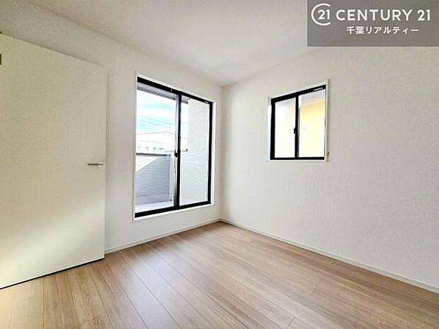 バルコニーに面している洋室です。明るく温もりがあり、換気もしっかりできます!朝起きて、外に出て背伸びをしつつ深呼吸をし良い朝を迎え入れることができます。