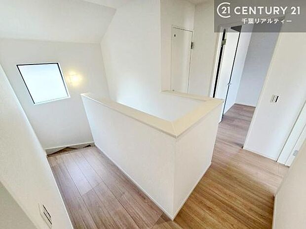 階段は明るく手摺りもついています!お子様やご年配の方も安心してご利用頂けますね!