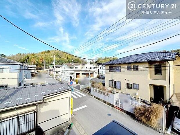 眺望良好なバルコニー。お天気のいい日にはバルコニーへでてリフレッシュするのもいいですね!