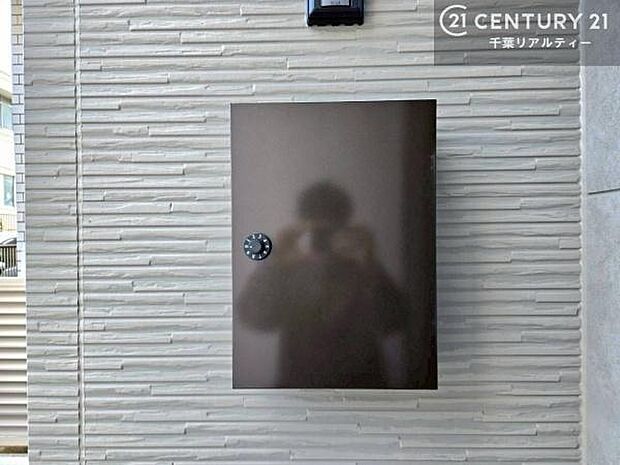 玄関ドア横の壁面にすっきりと設えられたポスト。動線を妨げないスマートな配置で、機能性とデザイン性を両立しています。