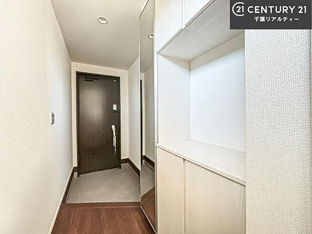 シューズボックス付きなので、玄関が片付きお掃除がしやすいです！スッキリした玄関で戸を開けた瞬間、清潔感のある心地いい空間が出迎えてくれます。